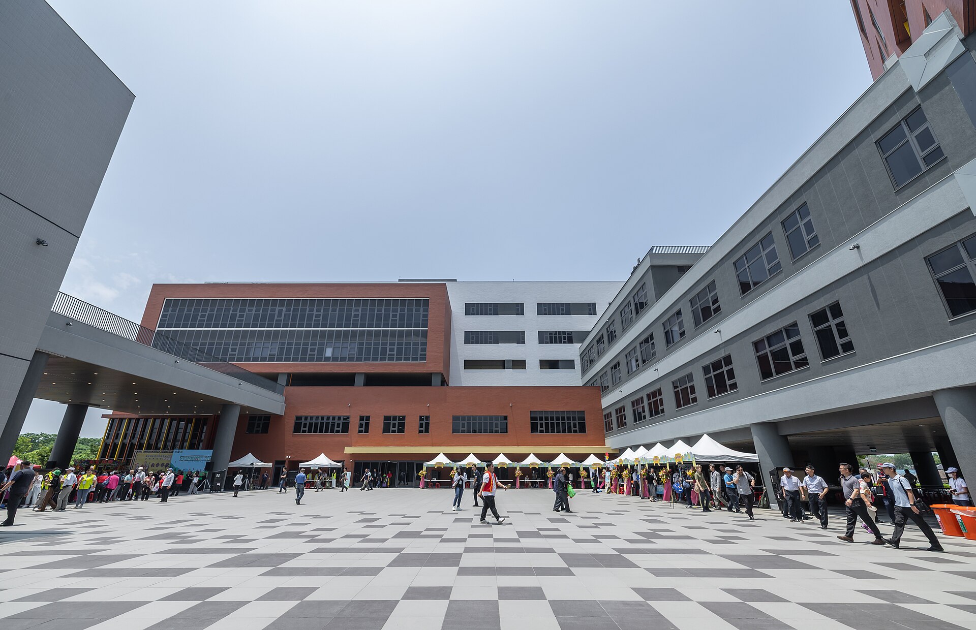 國家衛生研究院國家高齡醫學暨健康福祉研究中心的建築外觀與前方廣場